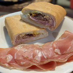 Cuban Sandwich / Sandwich Cubano Cuban Sandwich / Sandwich Cubano