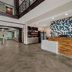 Best Western Bowie Inn & Suites - Lobby