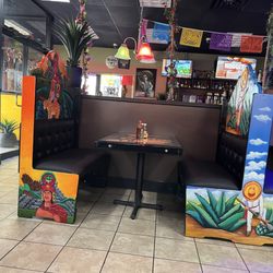 El Jaripeo - Seating and decor