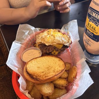 Beth's Burger Bar - Burgers Near Me - Orlando, Florida