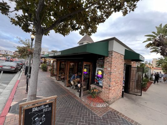 Knockout Pizza by null