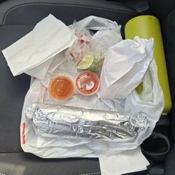 Taqueria 3 Gallos - What comes with it