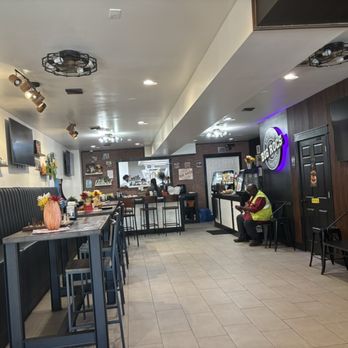 Big Rocs Deli - Seating area - Delis Near Me - Newark, New Jersey