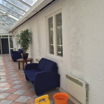 The Basingstoke Country Hotel - Leaking roof, dirty sofas - Hotels Near Me - Hook, HAM