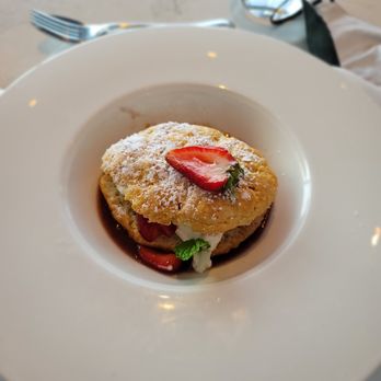 360 Restaurant - Strawberry shortbread - Canadian (New) Near Me - Toronto, Ontario