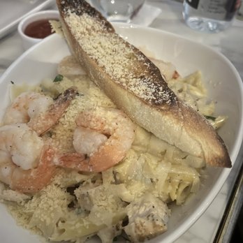 Sugar Factory Foxwoods - Shrimp + Chicken Alfredo - American Near Me - Mashantucket, Connecticut Sugar Factory Foxwoods - Shrimp + Chicken Alfredo - American Near Me - Mashantucket, Connecticut