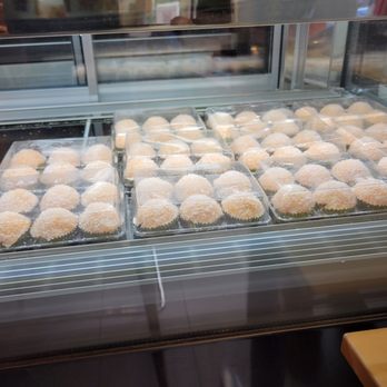 Hui Lau Shan - Mango mochi! 6 mochi for $10 - Desserts Near Me - Berkeley, California