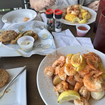 Ski Beach Bar and Grill - Fried green tomatoes and shrimp Florisiana Boil - Wine Bars Near Me - Leesburg, Florida
