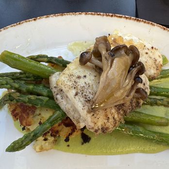SOCIAL BIRD - Halibut special with asparagus, potato and pea puree - Gastropubs Near Me - Lafayette, California SOCIAL BIRD - Halibut special with asparagus, potato and pea puree - Gastropubs Near Me - Lafayette, California