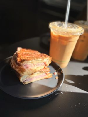 Café Cuatro Sombras by null