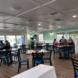 2 Creeks Bar & Grill - Dining room