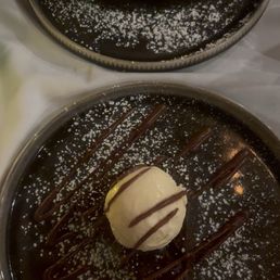 Torte de chocolate and crème brûlée