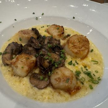 matchbox - Pan Seared Scallops; scallops were fine; sauce was sour and a very strong white wine flavor - New American Near Me - Reston, Virginia matchbox - Pan Seared Scallops; scallops were fine; sauce was sour and a very strong white wine flavor - New American Near Me - Reston, Virginia