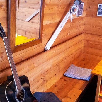 Klosterneuburgerhütte - There are even music instruments on the Klosterneuburgerhütte - Mountain Huts Near Me - Zeiringgraben, 6
