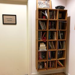 Danhostel Aarhus C - Bookshelf