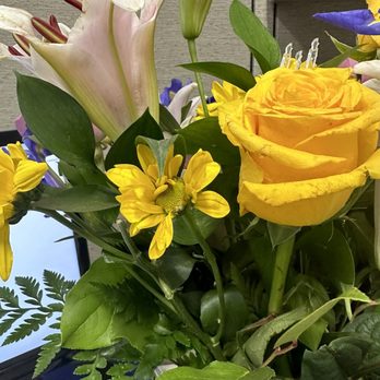 A Bella Mia Flowers - Wilted flowers - Florists Near Me - Norwood, Massachusetts