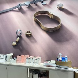 Pandora Jewelry - Counter
