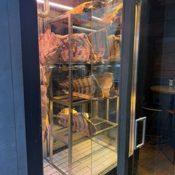 Sagardi Valencia Centro - Display of meats - Basque Near Me - Valencia, V Sagardi Valencia Centro - Display of meats - Basque Near Me - Valencia, V