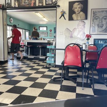 Mom's Diner - Ambience - Diners Near Me - Marysville, California