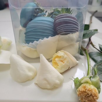 Melanated Berries - 4 count custom Rose box - Chocolatiers & Shops Near Me Melanated Berries - 4 count custom Rose box - Chocolatiers & Shops Near Me
