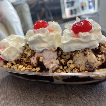 Baskin Robbins - Jamoca® Almond Fudge & very berry strawberry Banana Split - Ice Cream & Frozen Yogurt Near Me - Burien, Washington Baskin Robbins - Jamoca® Almond Fudge & very berry strawberry Banana Split - Ice Cream & Frozen Yogurt Near Me - Burien, Washington
