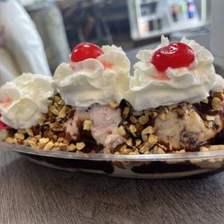 Jamoca® Almond Fudge & very berry strawberry Banana Split