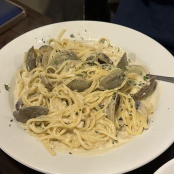 Alza Osteria - Fresh Clam Linguine in Garlic Cream Sauce - Pizza Near Me - Brea, California Alza Osteria - Fresh Clam Linguine in Garlic Cream Sauce - Pizza Near Me - Brea, California