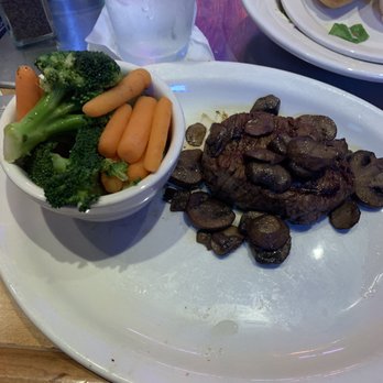 Texas Roadhouse - 6oz sirloin with mushrooms and fresh vegetables - Steakhouses Near Me - Omaha, Nebraska Texas Roadhouse - 6oz sirloin with mushrooms and fresh vegetables - Steakhouses Near Me - Omaha, Nebraska