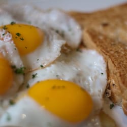 Doris Diner - John Wayne's Breakfast - da sind Bratkartoffeln (Hash Browns) drunter.