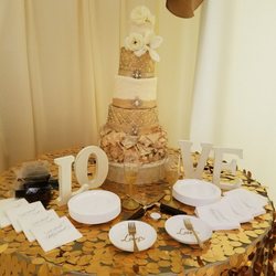 Tea N Tee Party Rentals - This is the leaning cake made by TeaNTee for the wedding they coordinated last Saturday. Very disappointing. Zoom in!