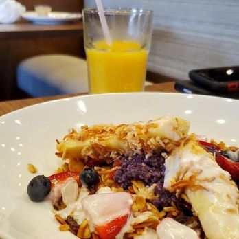 Another Broken Egg Cafe - Granola, Fruit & Quinoa power bowl - Breakfast & Brunch Near Me - Oviedo, Florida