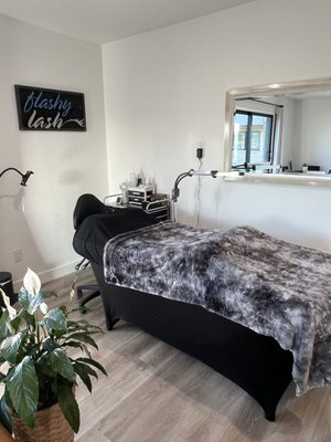 Lash Studio Space - My business is home-based in a separate studio located behind my house. Here you will have privacy as we will be one on one. Parking is right outside of the studio.