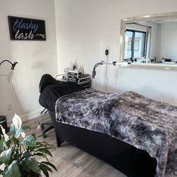 Flashy Lash - Comfortable lash bed in private lash studio