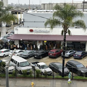 ChaTraMue Original Thai Tea - The line outside and parking - Bubble Tea Near Me - Los Angeles, California