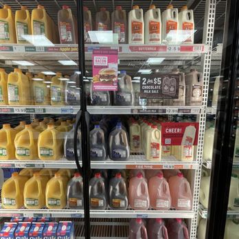 Braums Glenpool - Grocery Dept - Braum's Milk Products (including Chocolate Milk and Egg Nog), Juices, & Teas - Grocery Near Me - Glenpool, Oklahoma