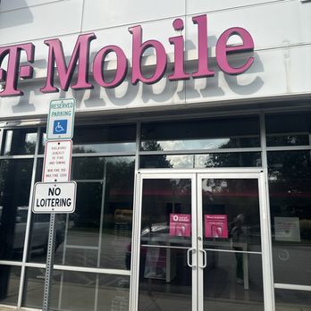 T-Mobile - Entrance - Mobile Phones Near Me - Willow Grove, Pennsylvania