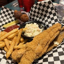 Main Street Pizza & Cafe - 3 piece fish plate.