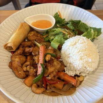 Manon - Pad Kee Mao lunch special portion - Thai Near Me - Fullerton, California Manon - Pad Kee Mao lunch special portion - Thai Near Me - Fullerton, California