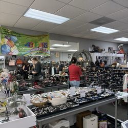 La Lu Thrift Boutique - Inside