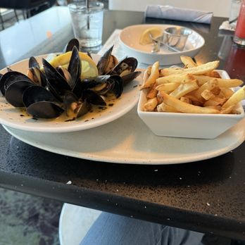 Lalla Grill Oceanside - Seafood Near Me - Monterey, California