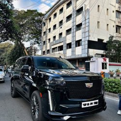 Luxury SUV 6 passengers with bags