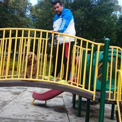 Parque Hundido Echegaray - Aqui casual en los juegos