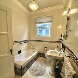 Vintage Luxury Apartments - Bathroom