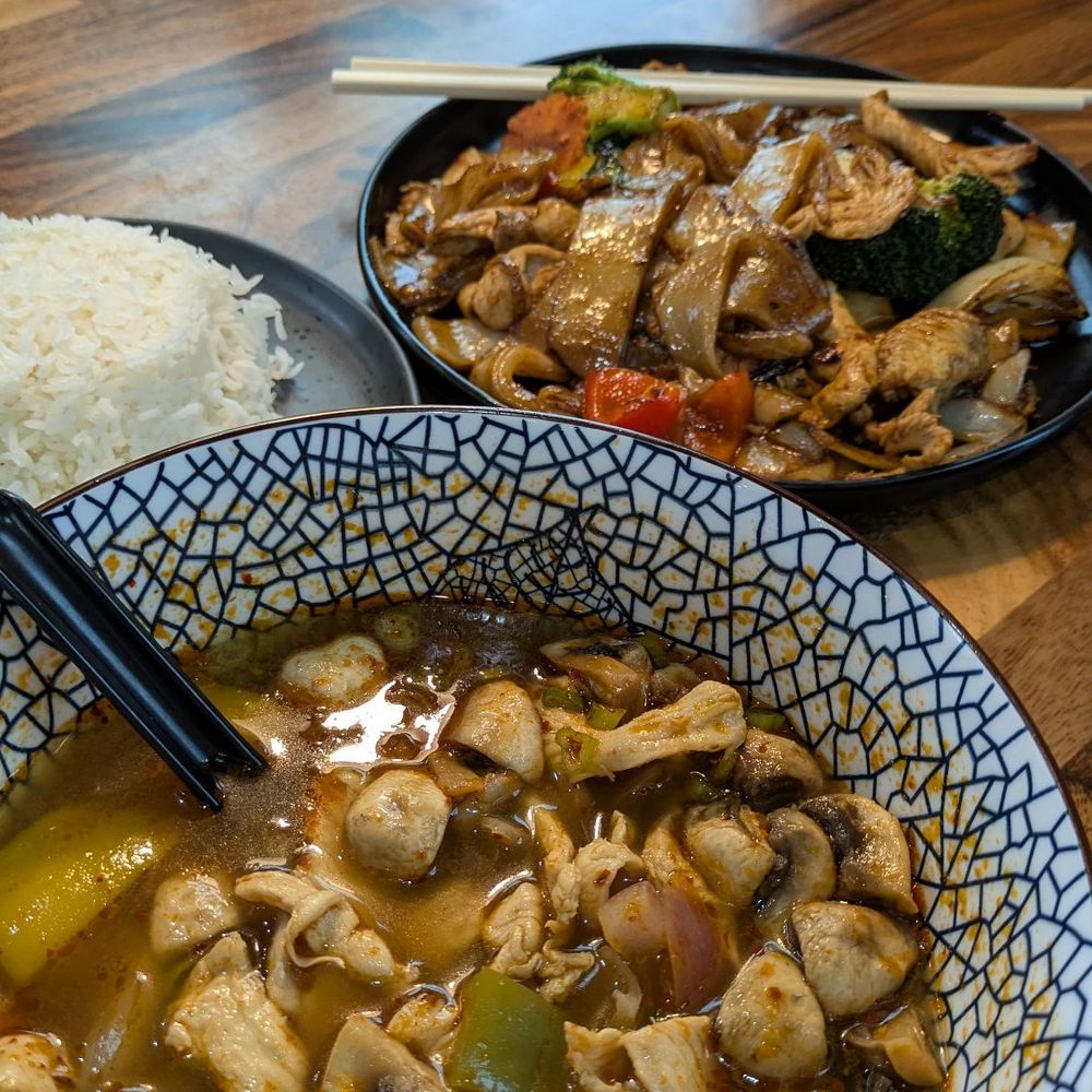 Tom Yum soup with rice and chicken Padsew.