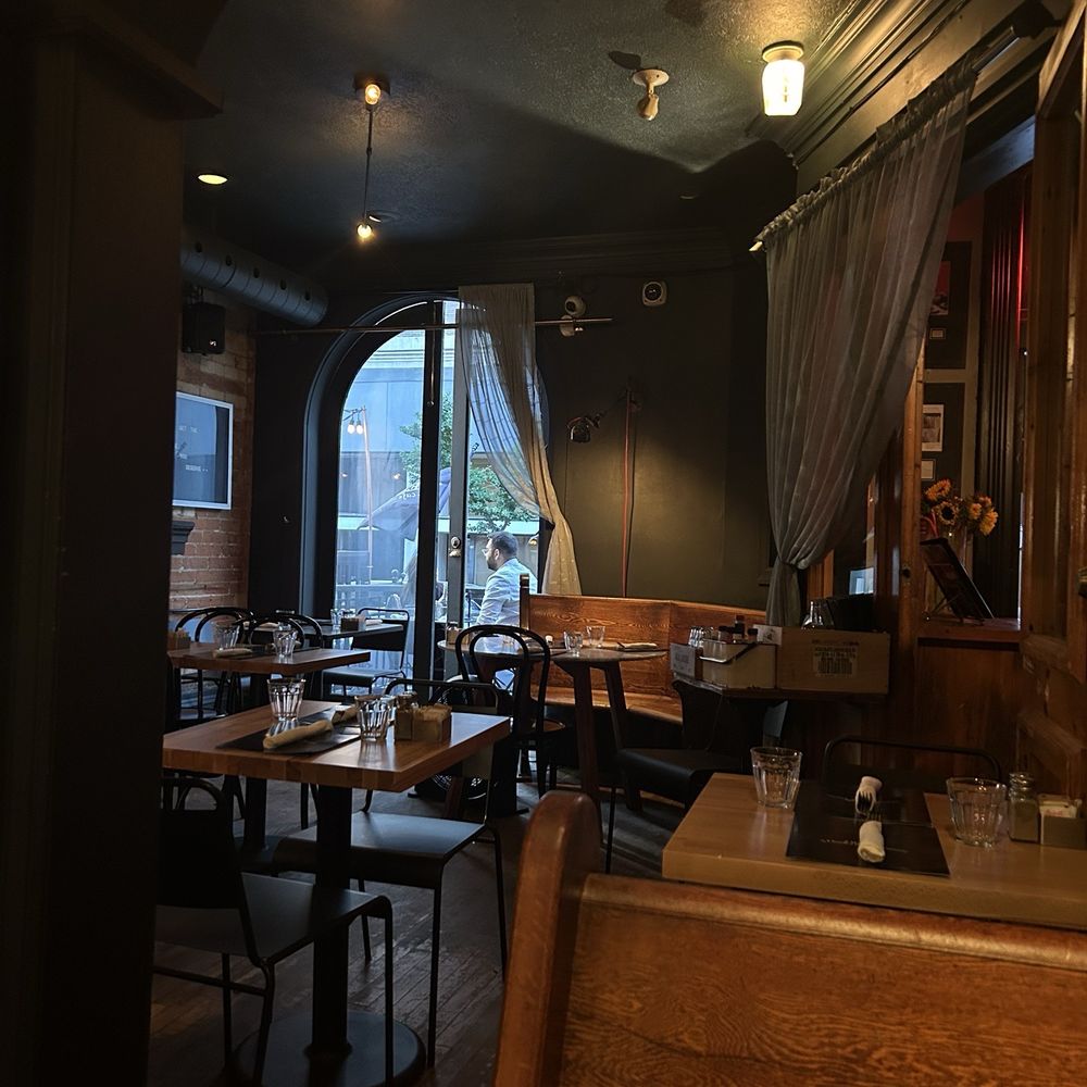 7 West Cafe - Nice window seat patio - Italian Near Me - Toronto, Ontario