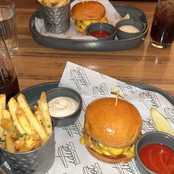 Ramsay's Kitchen - Burger with Truffle Fries - New American Near Me - Naperville, Illinois Ramsay's Kitchen - Burger with Truffle Fries - New American Near Me - Naperville, Illinois