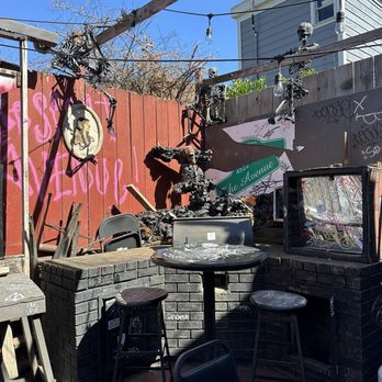 The Avenue - Outdoor Patio - Dive Bars Near Me - Oakland, California The Avenue - Outdoor Patio - Dive Bars Near Me - Oakland, California