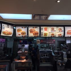 McDonald's - Comiendo en McDonald , sobran las palabras...aunque en este de Av Santa Fe increíblemente no tiene cafetería