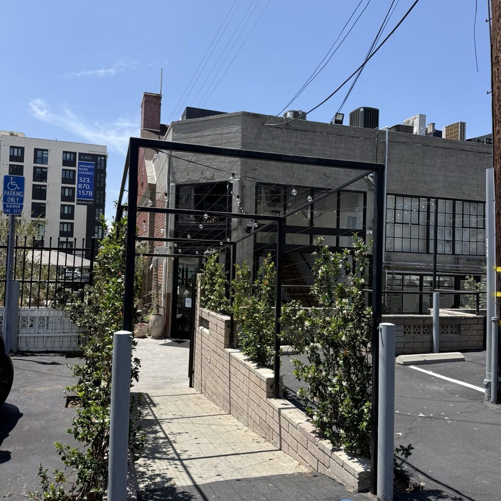 20g - entrance from the parking lot - Coffee & Tea Near Me - Los Angeles, California