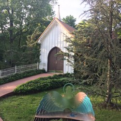 Bill's Restaurant - A little wedding chapel on the grounds.